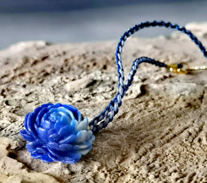 【艺芯】手工雕刻青金石蓝莲花吊坠YX25101826