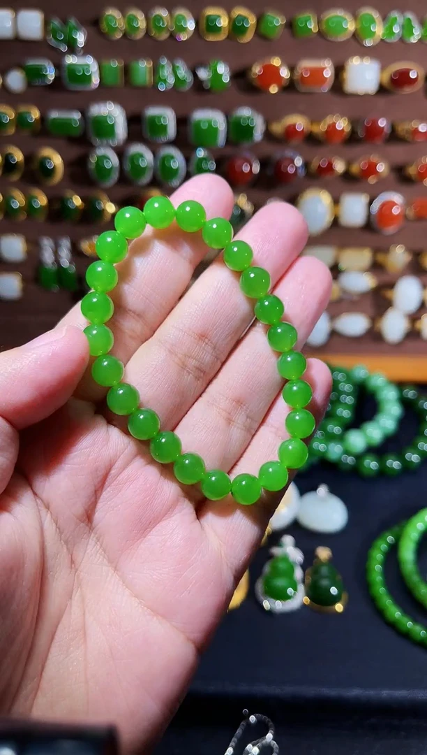 颈饰未镶嵌和田玉苹果绿圆珠手串（约卡7.5 微黑点）