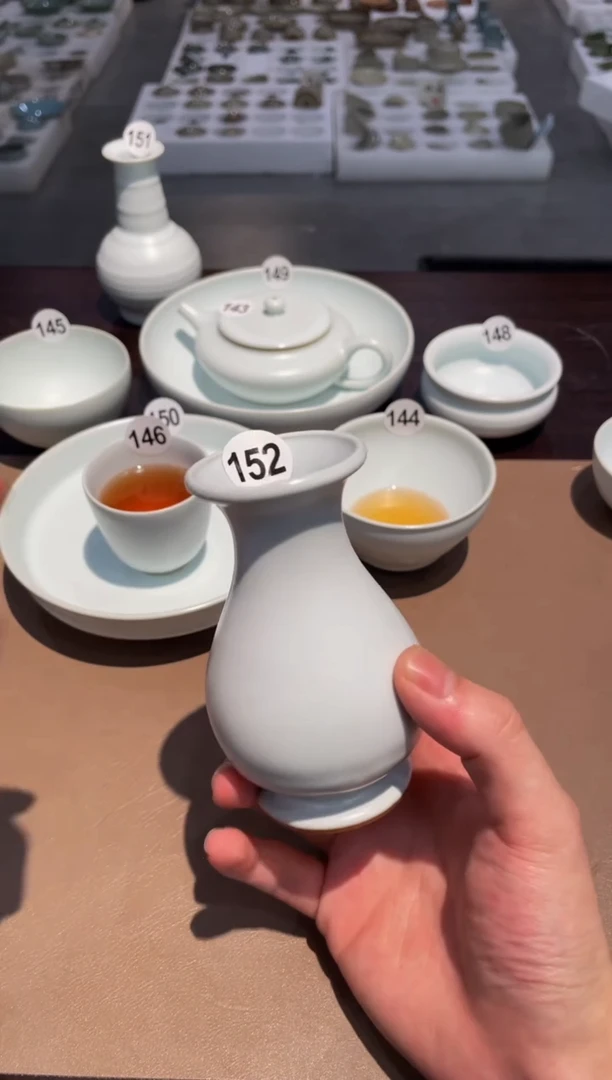 152窑承龙泉青瓷凝霜箸瓶
