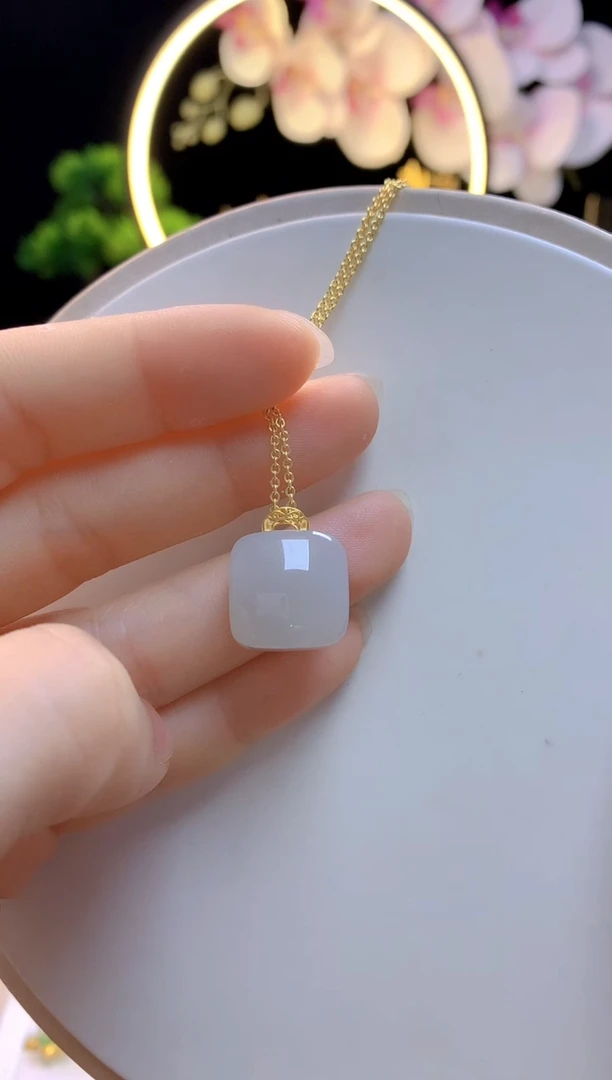 和田玉18K金镶嵌吊坠(赠链)方糖