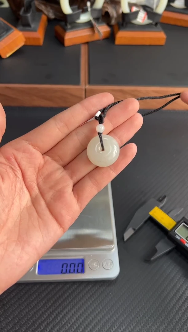 和田玉未镶嵌吊坠(赠链)安****师黑山微色差