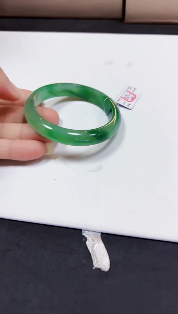 颈饰未镶嵌石英质玉手镯56.4