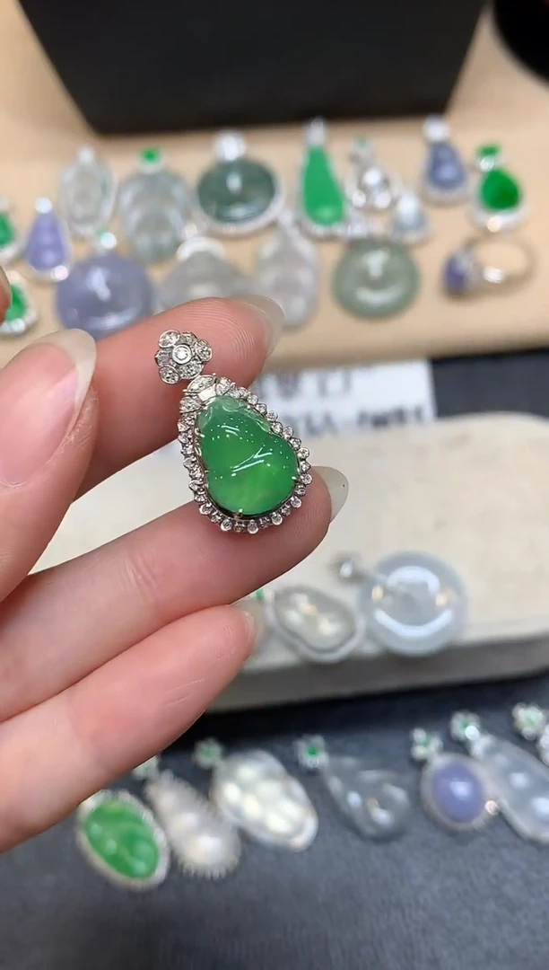 颈饰18K金镶嵌翡翠葫芦【无服务费