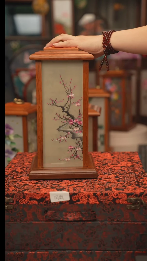 扇子胡桃木宫灯，落地高度30CM,宽度16CM 送线，送锦盒