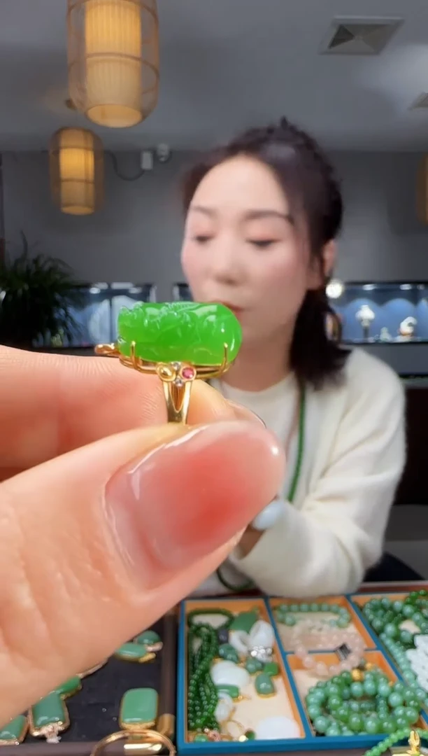 18K金镶嵌戒指和田玉1