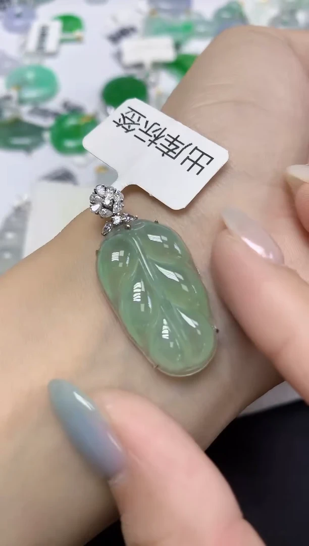 翡翠18K金镶嵌颈饰天然缅甸翡翠A货