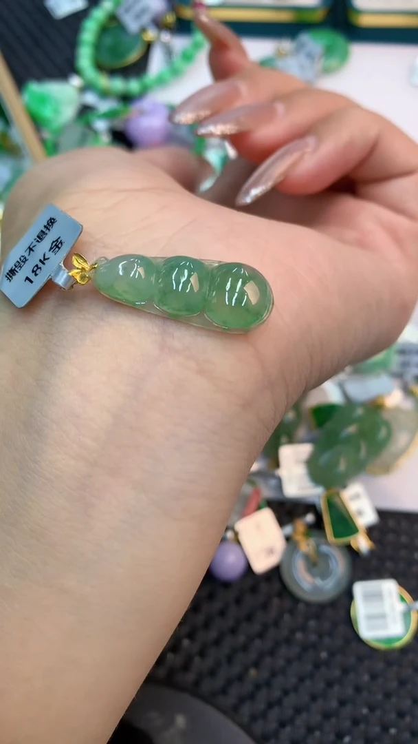 颈饰18K金镶嵌翡翠1