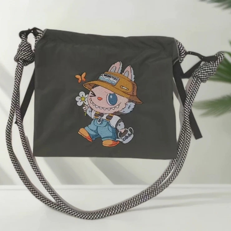 日系新款拉布尼龙刺绣单肩斜挎包防水简约拉链小号手机包