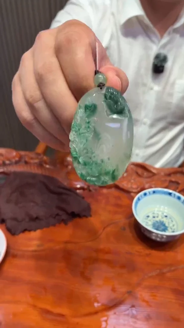 吊坠(不含链)未镶嵌石英质玉（非洲翠）喜上眉梢设计款（一物一拍）