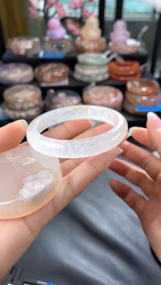 石英质玉手镯未镶嵌56