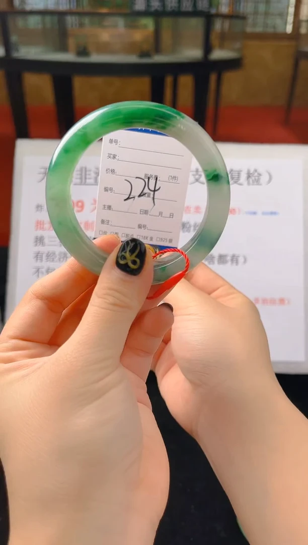 未镶嵌手镯石英质玉（非洲翠）微瑕，一经发货，运费不退介意勿拍