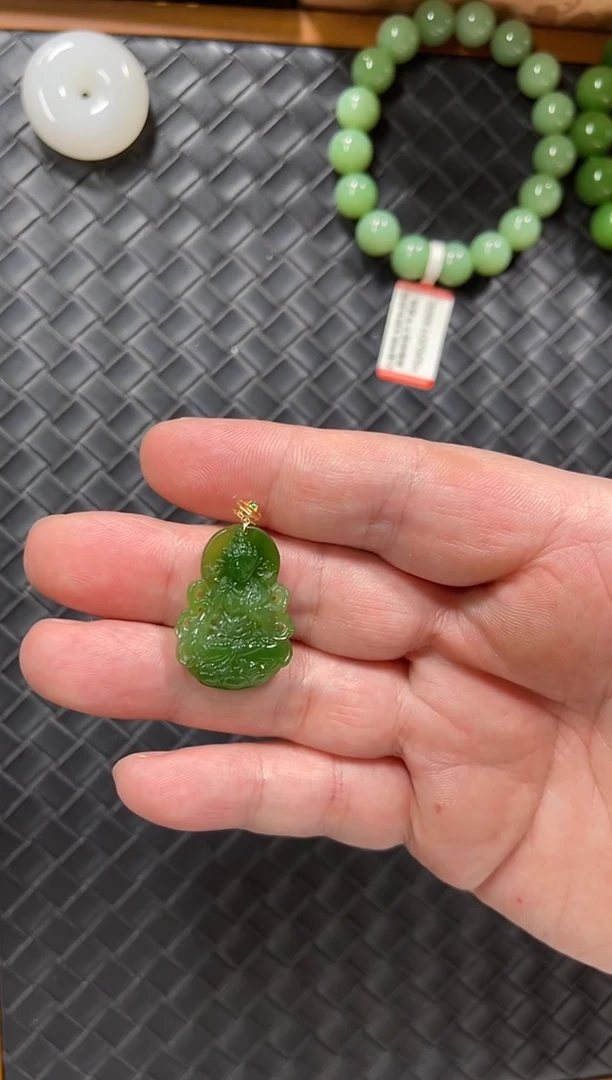 颈饰18K金镶嵌和田玉（碧玉）度母吊坠多样性发一