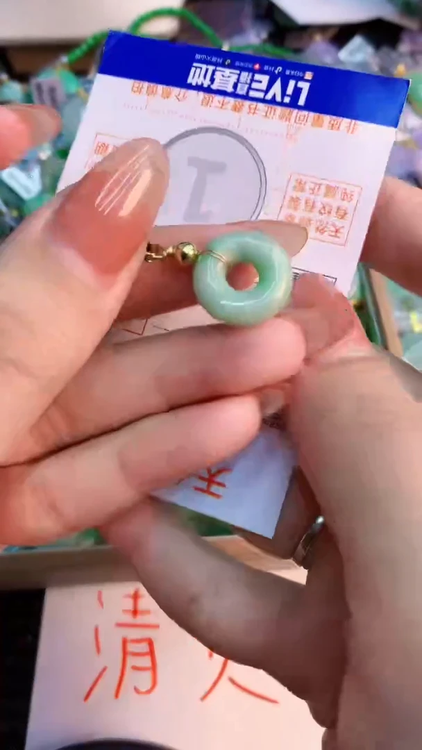 翡翠未镶嵌颈饰           1
