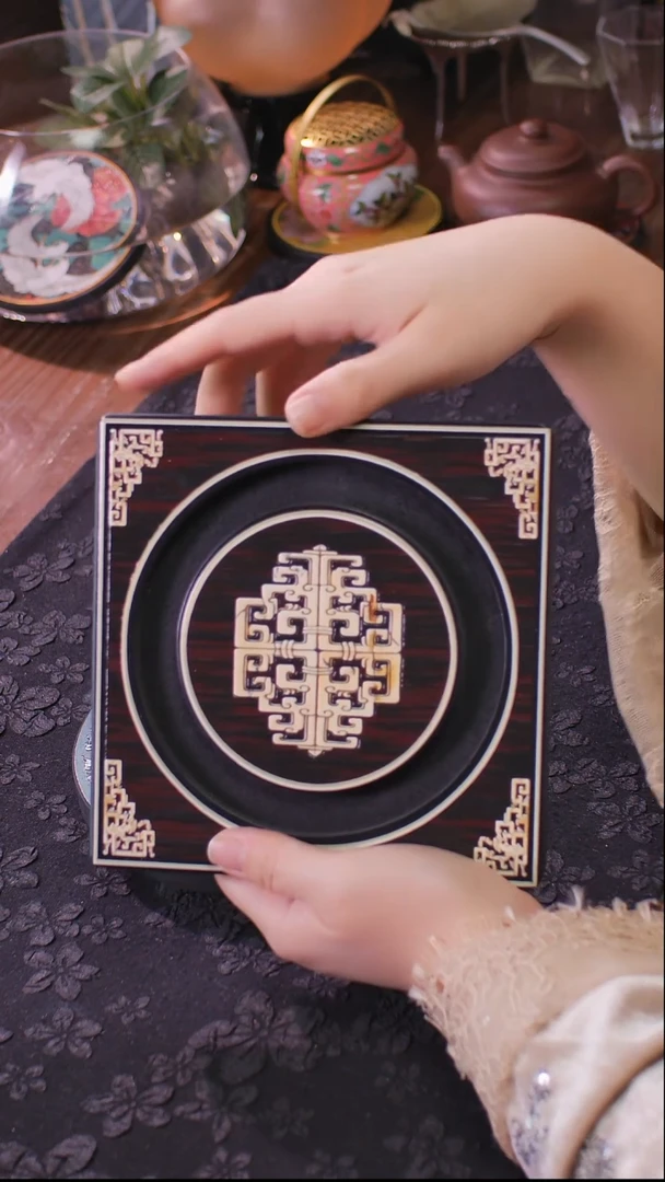 壹藏贰宝牙雕图案小壶承