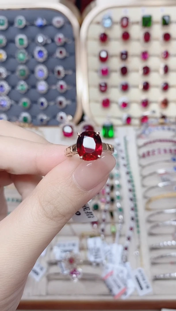 18K金镶嵌碧玺戒指碧玺4CT