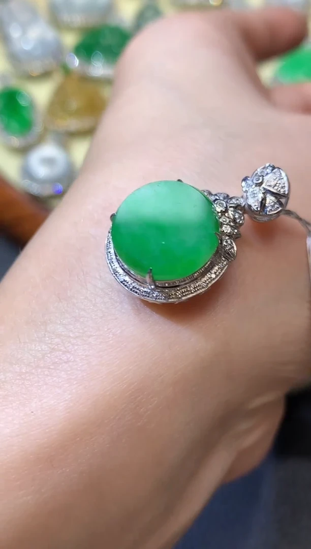 【闪购商品】翡翠吊坠(不含链)18K金镶嵌C12