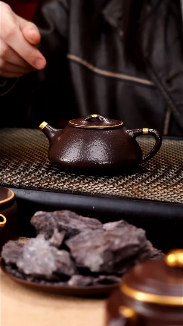 茶壶紫砂四号井茄皮紫泥描金锤纹石瓢140cc