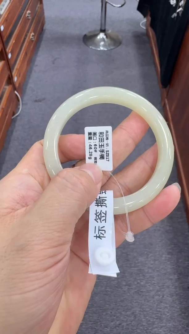 和田玉手镯未镶嵌晴水