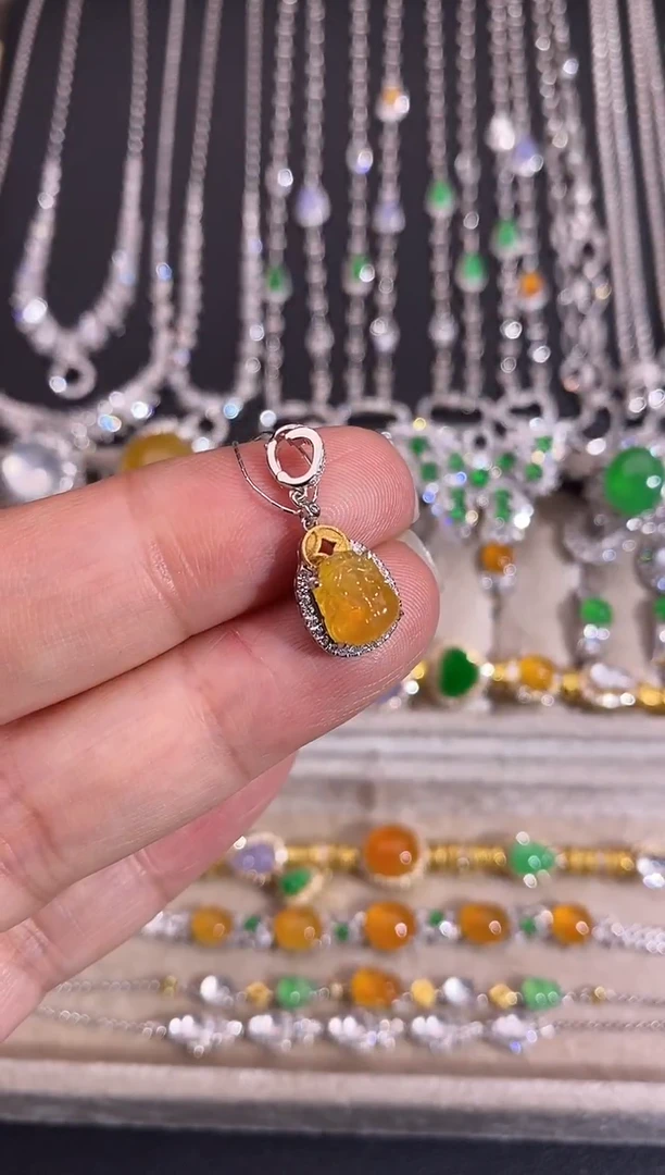 颈饰18K金镶嵌翡翠吊坠