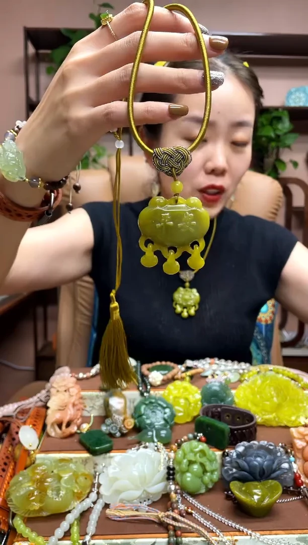 未镶嵌岫玉吊坠多样性发货发其中之一
