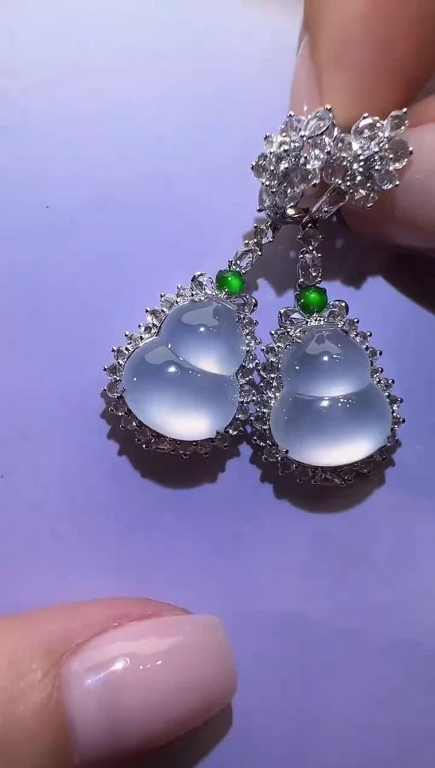 18K金镶嵌翡翠耳饰葫芦