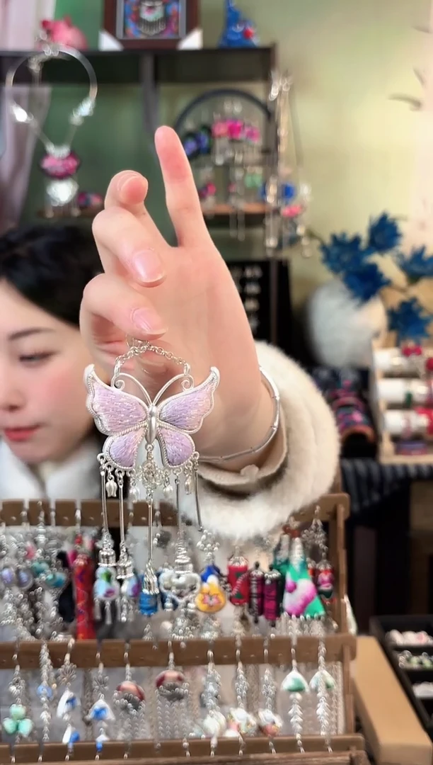 彩云南阁非遗老绣苗银饰品501