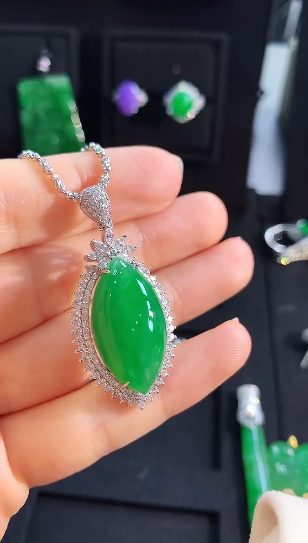 【闪购商品】翡翠吊坠(不含链)18K金镶嵌吊坠