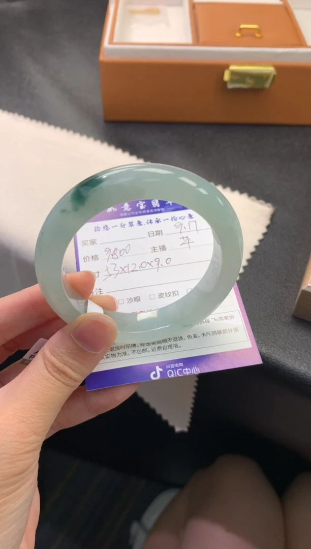 未镶嵌手镯翡翠退货需手镯吊牌标签完好