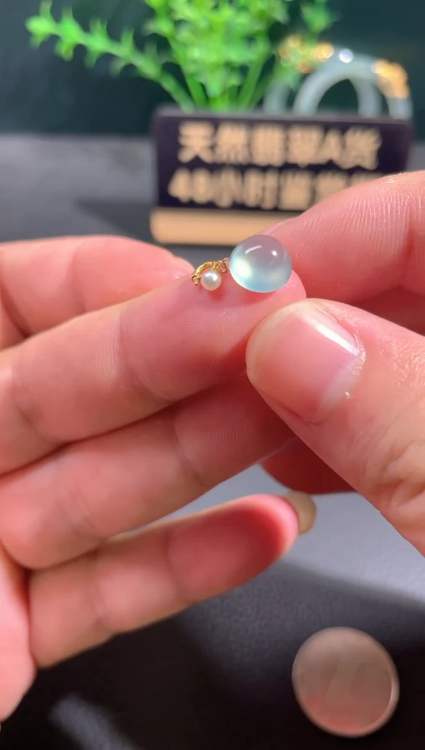 翡翠18K金镶嵌颈饰翡翠