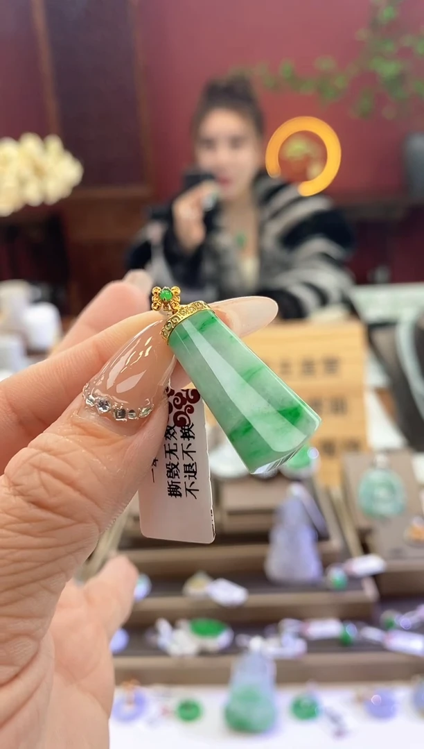 【闪购商品】翡翠颈饰18K金镶嵌无事柱