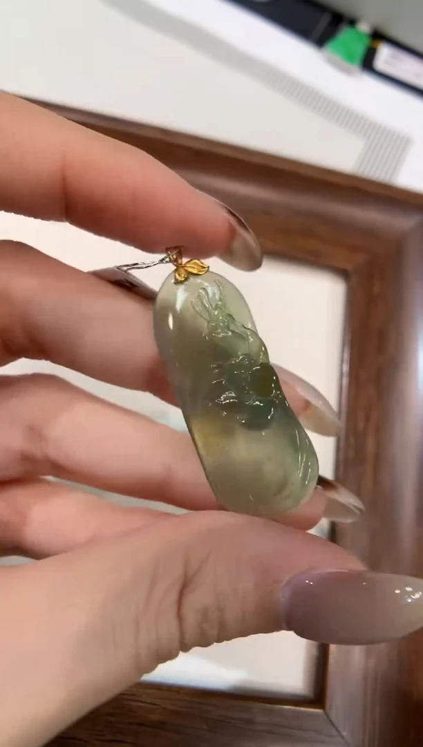 颈饰18K金镶嵌翡翠花件吊坠