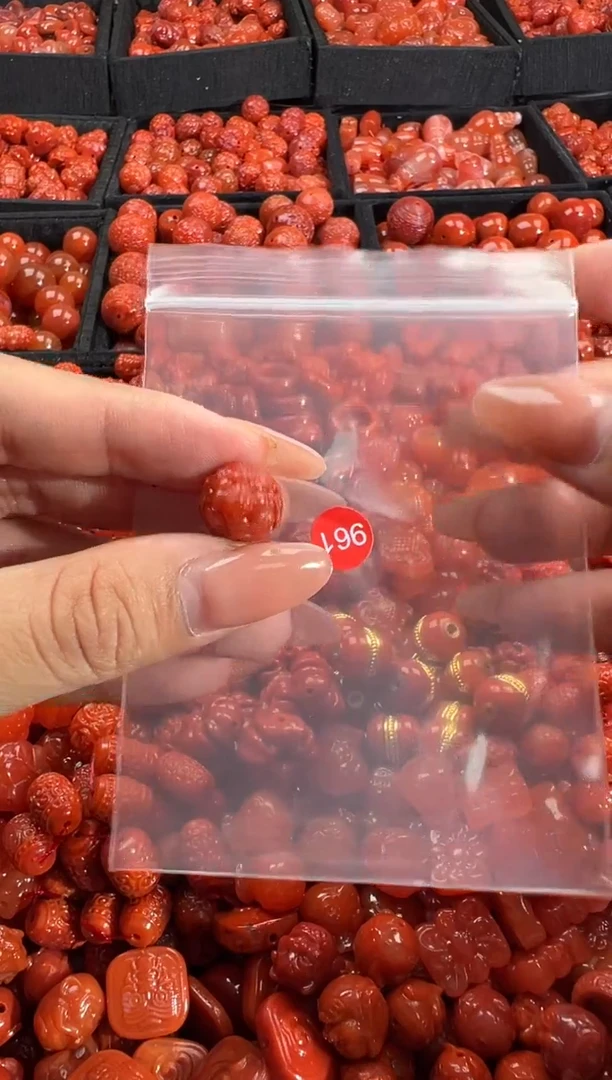 南红玛瑙未镶嵌颈饰1