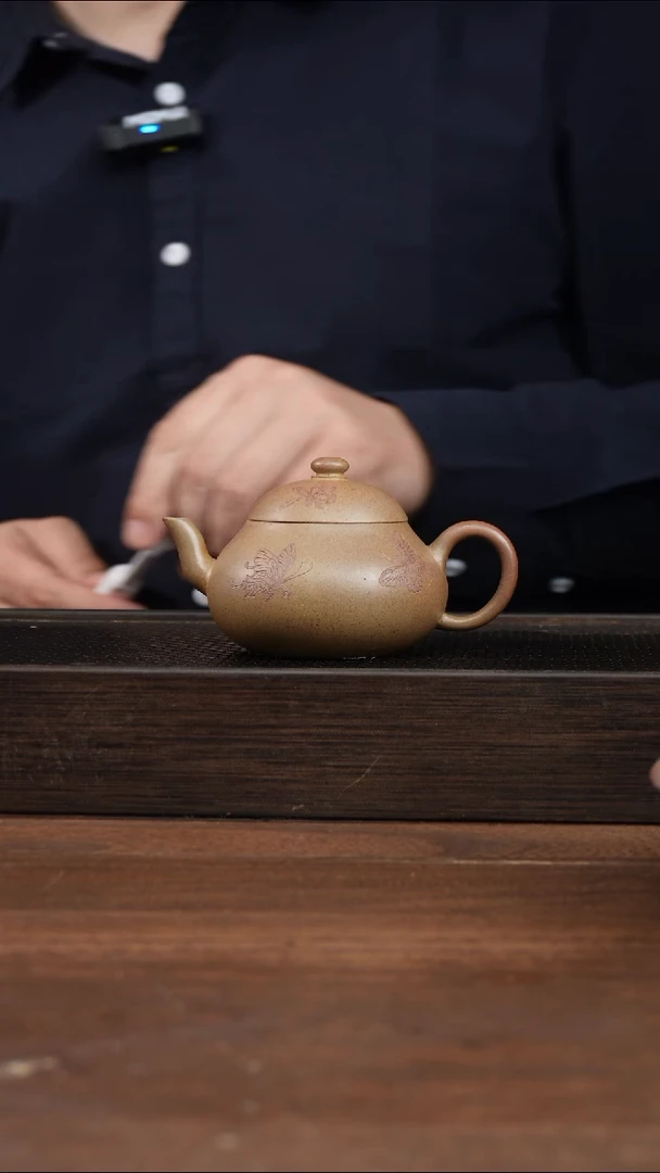 茶壶紫砂艾*本绿黄金柴烧梨形    刻绘蝴蝶   180CC