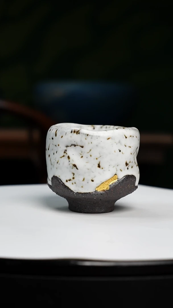 【闪购商品】吴远中未名窑廷字款24K贴金山景白釉杯