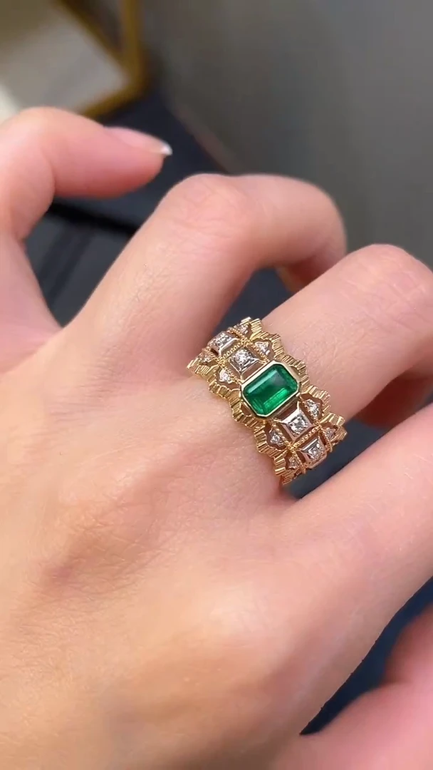 18K金镶嵌戒指祖母绿无油斯瓦特主石：0.53ct