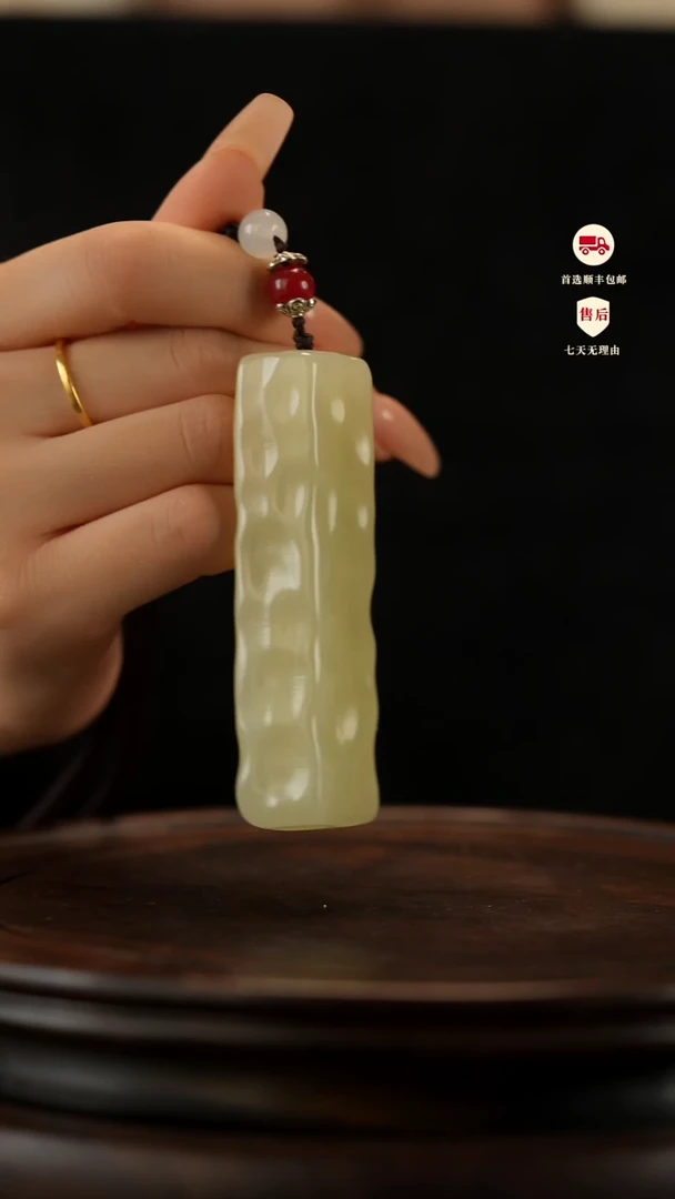 云南石竹叶青雕刻：小奶酪手把件摆件