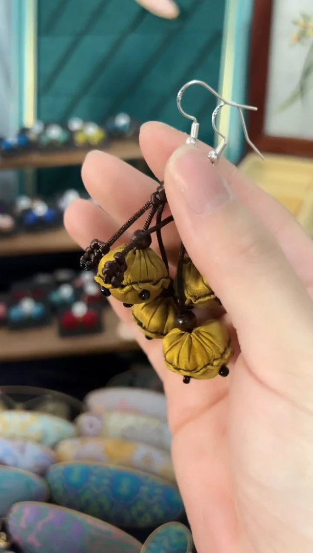 【闪购商品】【一物一拍初五发】姜黄色莲蓬耳环一对