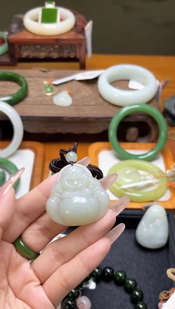 吊坠(不含链)未镶嵌和田玉敬**境且末青白 佛公