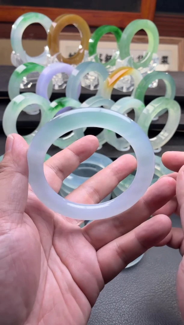 未镶嵌手镯翡翠篮***?非常手中