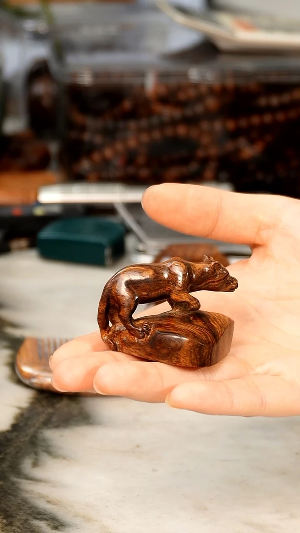 黄花梨/降香黄檀海黄小狼连座小摆件