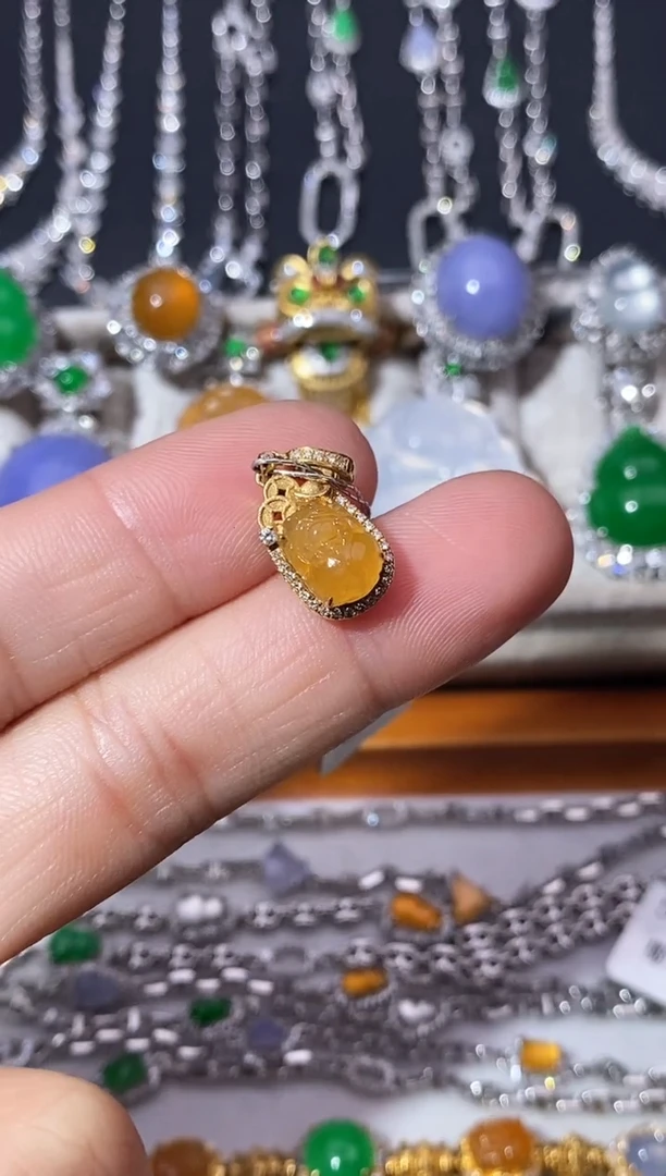 颈饰18K金镶嵌翡翠吊坠