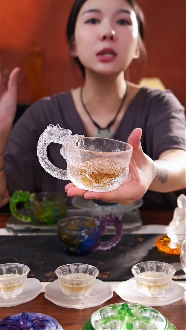 古法琉璃白色侧把龙杯
