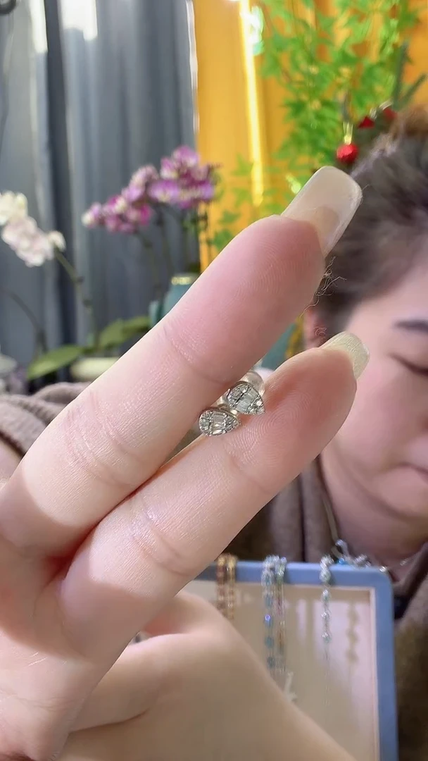 18K金镶嵌耳饰钻石18K金钻石耳钉