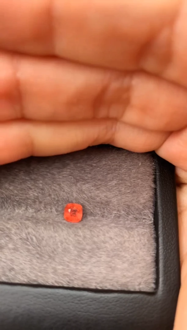 未镶嵌裸石定制尖晶石枕型 橙色调 0.57ct