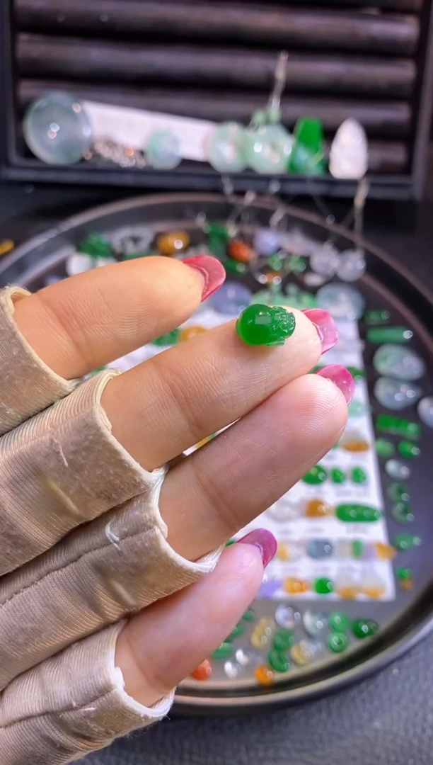 翡翠挂件未镶嵌金蟾