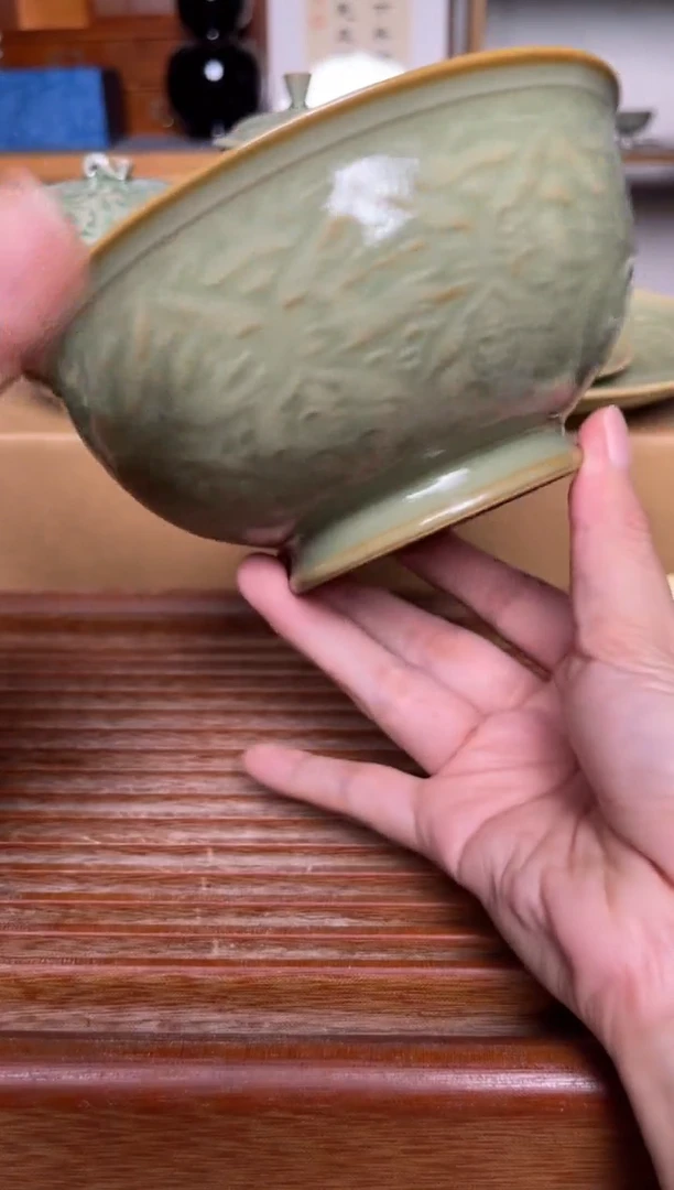 瓷器橄榄绿花舞大唐春碗 微瑕