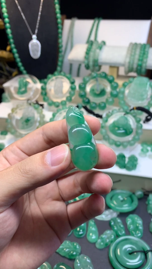 吊坠(不含链)未镶嵌石英质玉（非洲翠）福豆