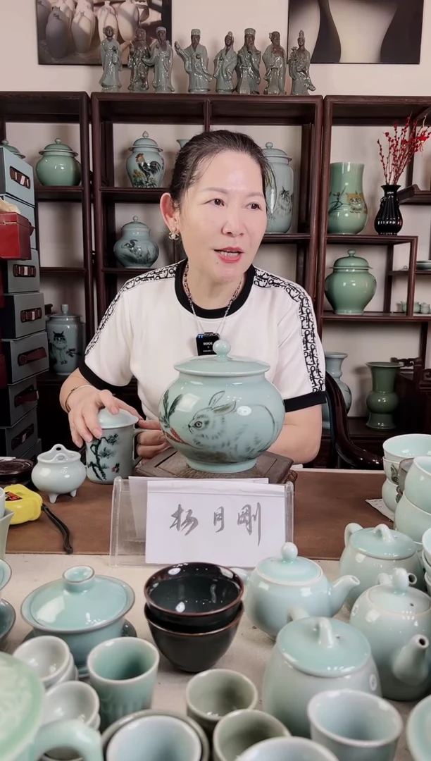 釉中彩 兔子画 盖罐L