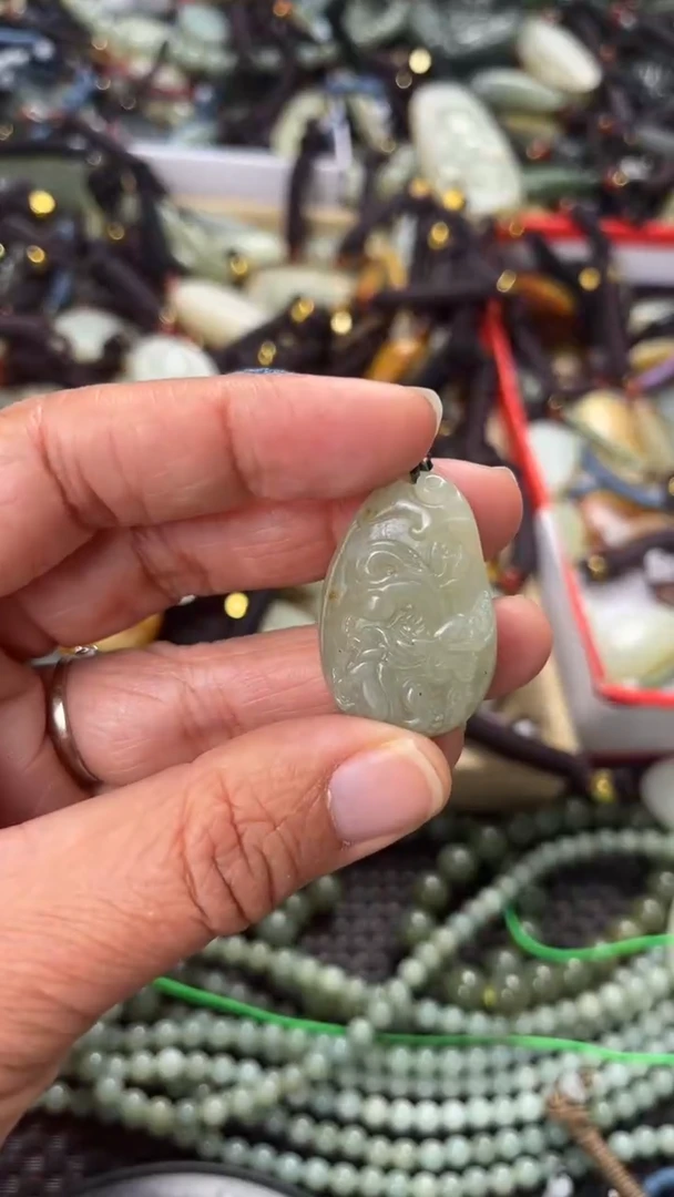 【闪购商品】和田玉颈饰未镶嵌多样性发货没有证书，拍一发一.有瑕