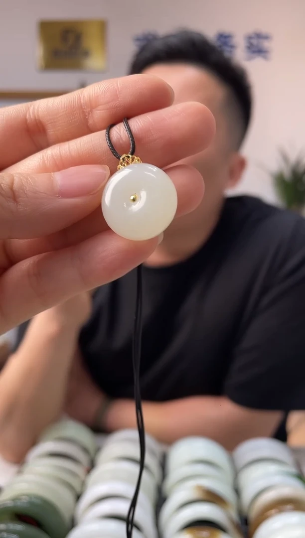 和田玉18K金镶嵌颈饰平安扣吊坠随机发一件